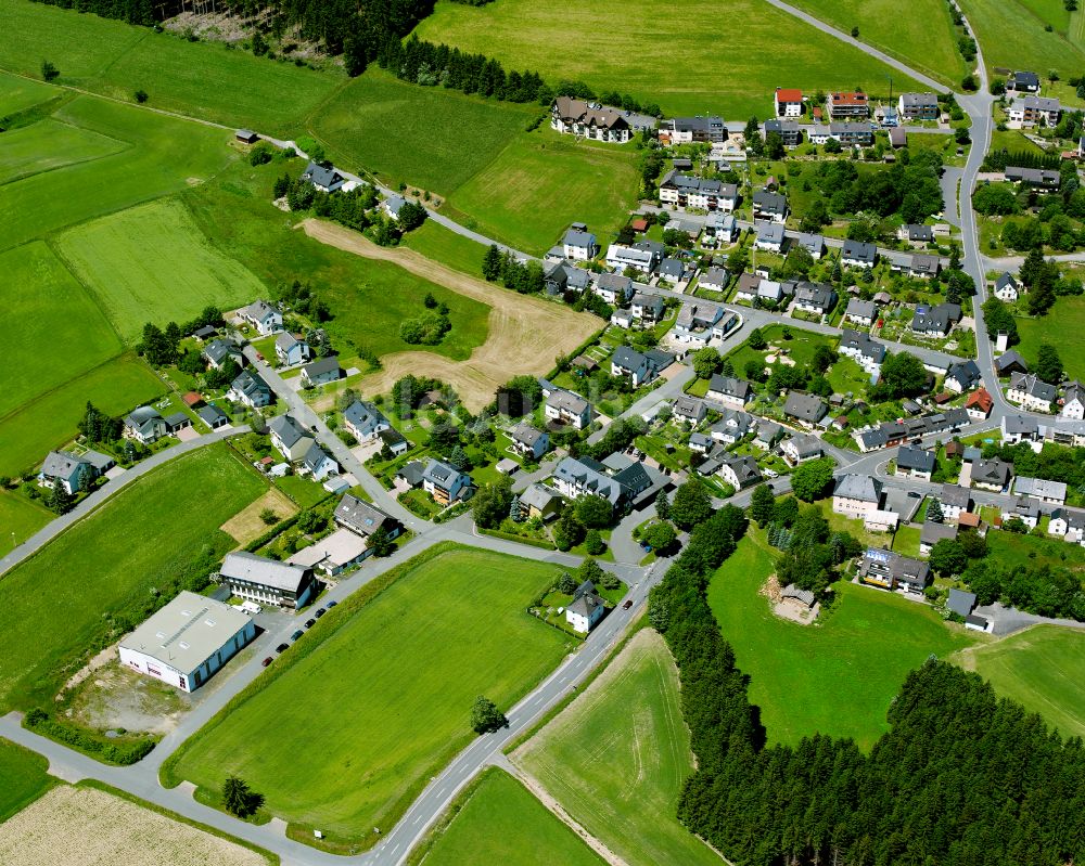 Döbra aus der Vogelperspektive: Dorfkern am Feldrand in Döbra im Bundesland Bayern, Deutschland