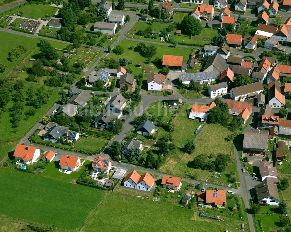 Luftaufnahme Deckenbach - Dorfkern am Feldrand in Deckenbach im Bundesland Hessen, Deutschland