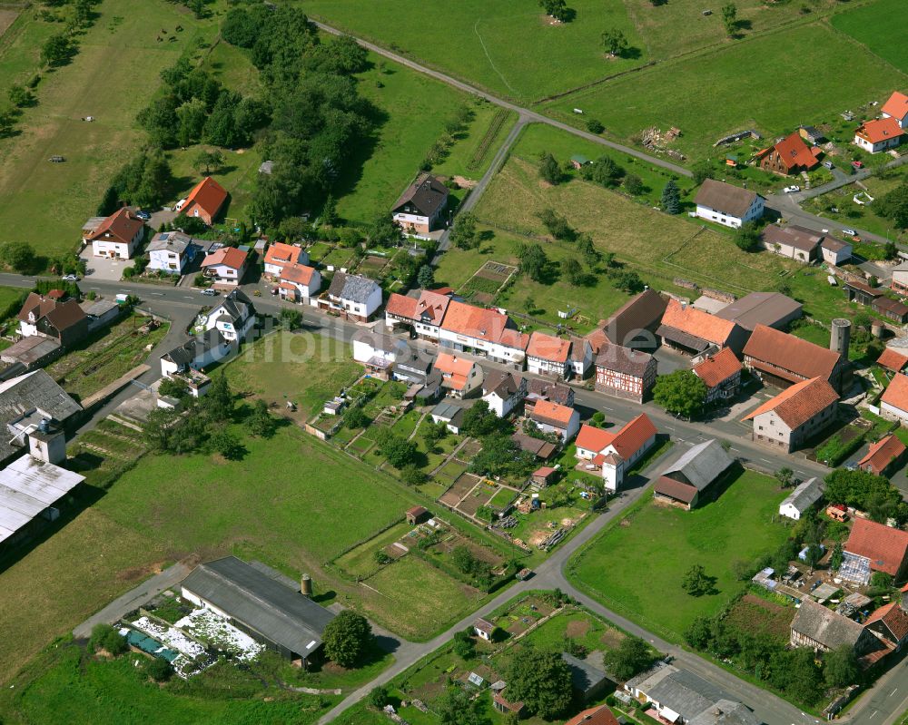 Deckenbach von oben - Dorfkern am Feldrand in Deckenbach im Bundesland Hessen, Deutschland