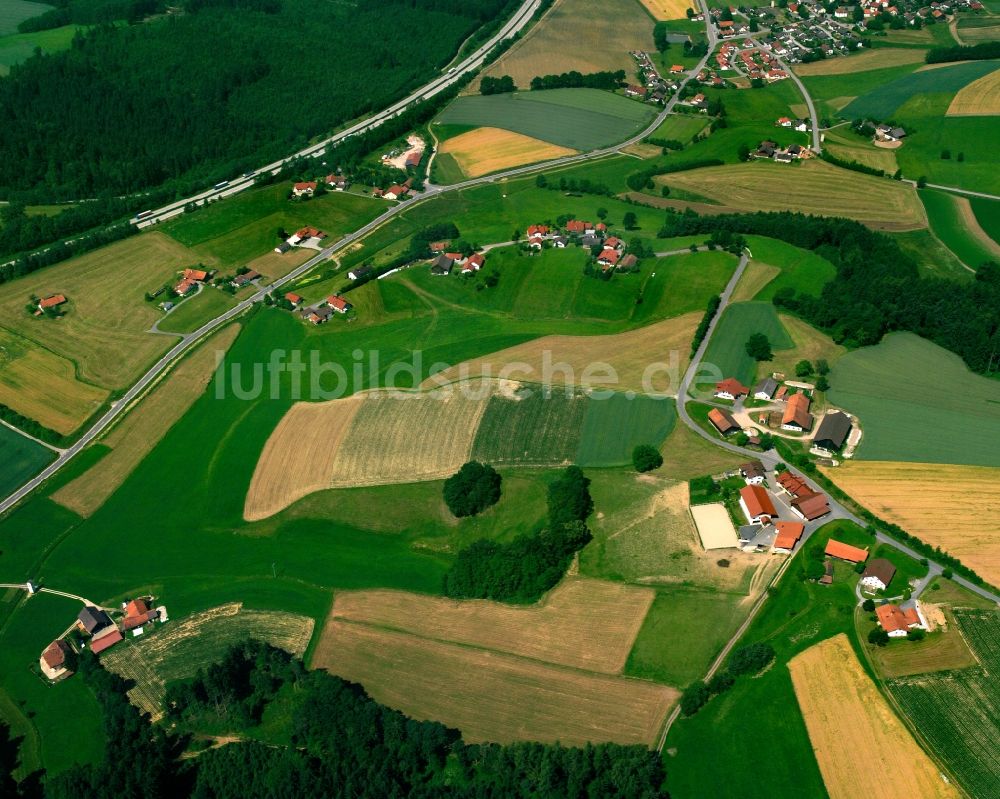 Luftbild Degernbach - Dorfkern am Feldrand in Degernbach im Bundesland Bayern, Deutschland