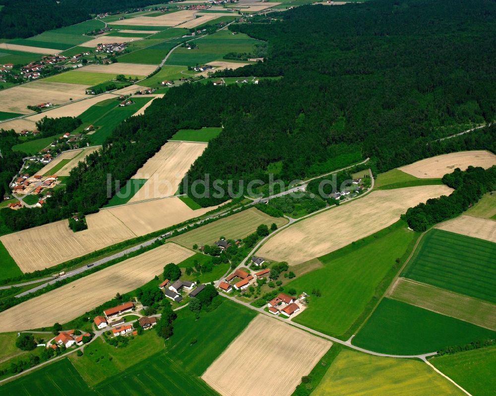Deindorf aus der Vogelperspektive: Dorfkern am Feldrand in Deindorf im Bundesland Bayern, Deutschland