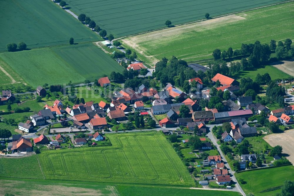 Deitersen aus der Vogelperspektive: Dorfkern am Feldrand in Deitersen im Bundesland Niedersachsen, Deutschland