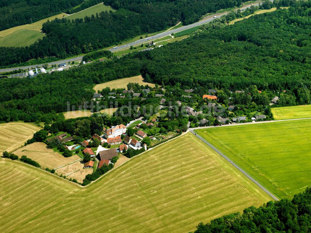 Derendingen aus der Vogelperspektive: Dorfkern am Feldrand in Derendingen im Bundesland Baden-Württemberg, Deutschland