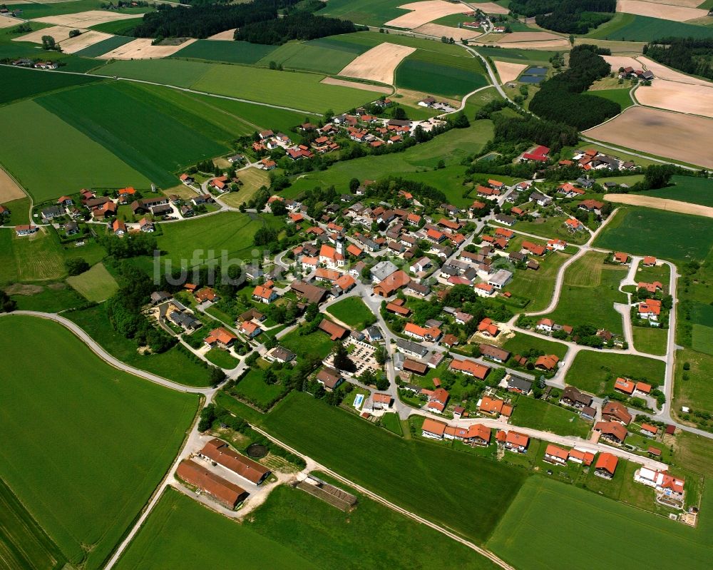 Diepoltskirchen aus der Vogelperspektive: Dorfkern am Feldrand in Diepoltskirchen im Bundesland Bayern, Deutschland