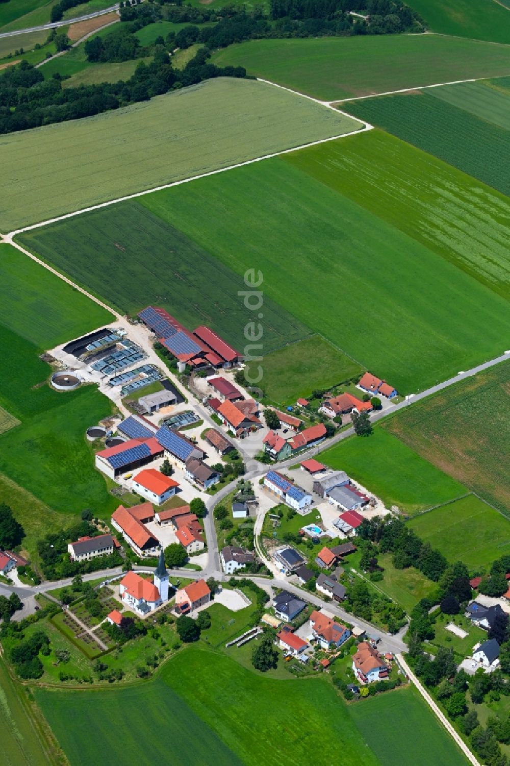 Dietkirchen aus der Vogelperspektive: Dorfkern am Feldrand in Dietkirchen im Bundesland Bayern, Deutschland