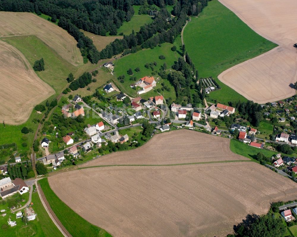 Dittmannsdorf aus der Vogelperspektive: Dorfkern am Feldrand in Dittmannsdorf im Bundesland Sachsen, Deutschland