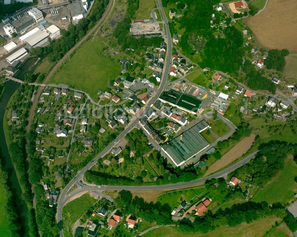 Luftaufnahme Dölau - Dorfkern am Feldrand in Dölau im Bundesland Thüringen, Deutschland