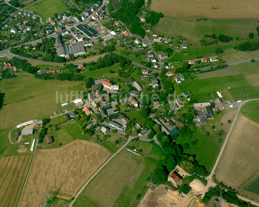Dölau von oben - Dorfkern am Feldrand in Dölau im Bundesland Thüringen, Deutschland