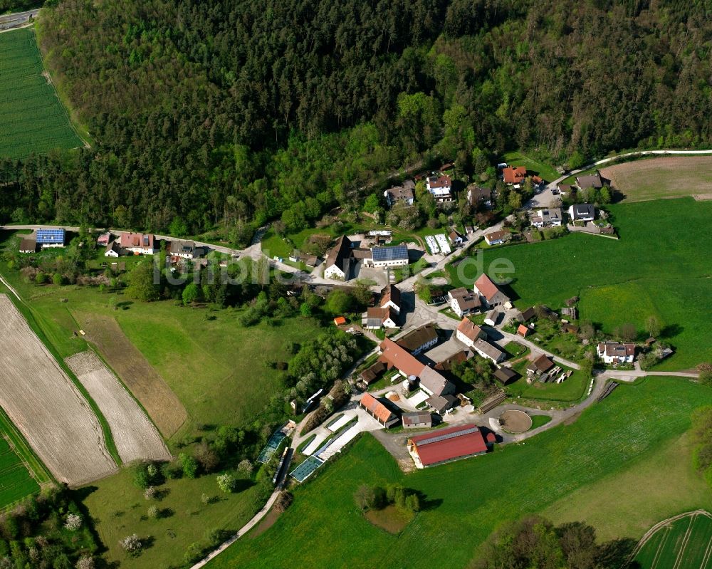 Luftaufnahme Dombach i.Loch - Dorfkern am Feldrand in Dombach i.Loch im Bundesland Bayern, Deutschland
