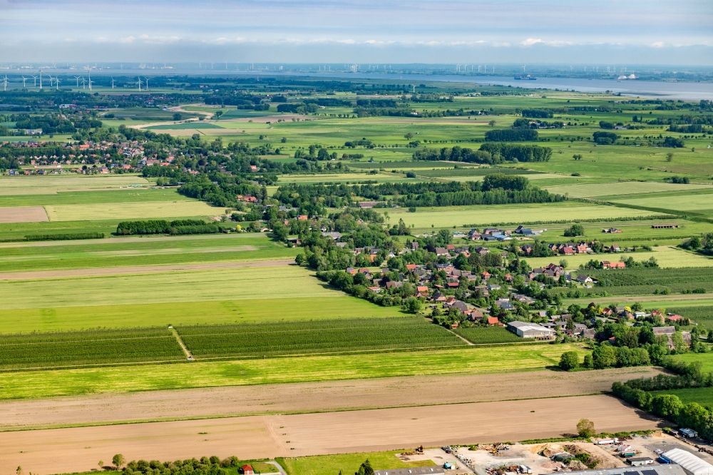Dornbusch aus der Vogelperspektive: Dorfkern am Feldrand in Dornbusch im Bundesland Niedersachsen, Deutschland