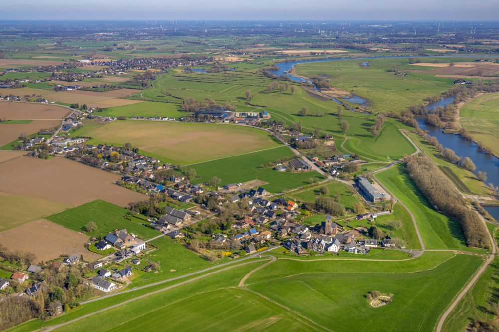 Dornick aus der Vogelperspektive: Dorfkern am Feldrand in Dornick im Bundesland Nordrhein-Westfalen, Deutschland