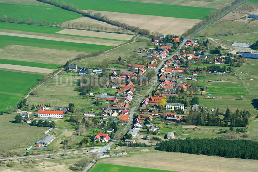 Dranse aus der Vogelperspektive: Dorfkern am Feldrand in Dranse im Bundesland Brandenburg, Deutschland
