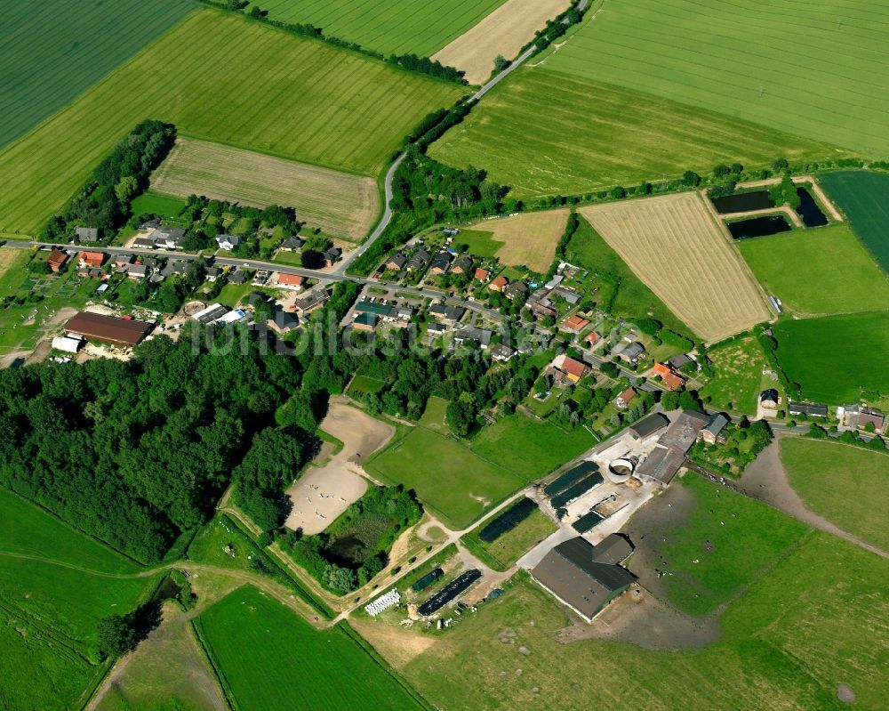 Luftaufnahme Duvensee - Dorfkern am Feldrand in Duvensee im Bundesland Schleswig-Holstein, Deutschland