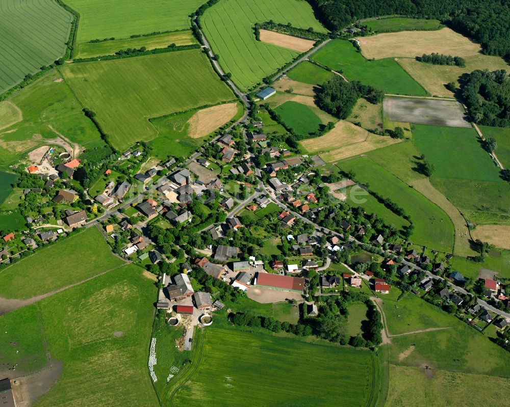 Duvensee von oben - Dorfkern am Feldrand in Duvensee im Bundesland Schleswig-Holstein, Deutschland