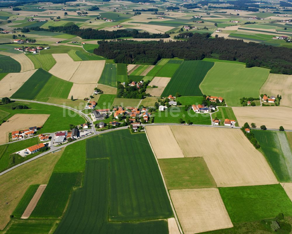 Edelham aus der Vogelperspektive: Dorfkern am Feldrand in Edelham im Bundesland Bayern, Deutschland