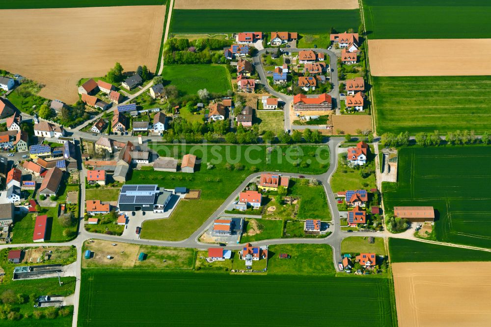 Effeldorf von oben - Dorfkern am Feldrand in Effeldorf im Bundesland Bayern, Deutschland