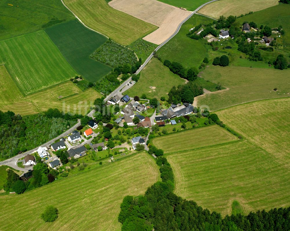 Elbringhausen von oben - Dorfkern am Feldrand in Elbringhausen im Bundesland Nordrhein-Westfalen, Deutschland