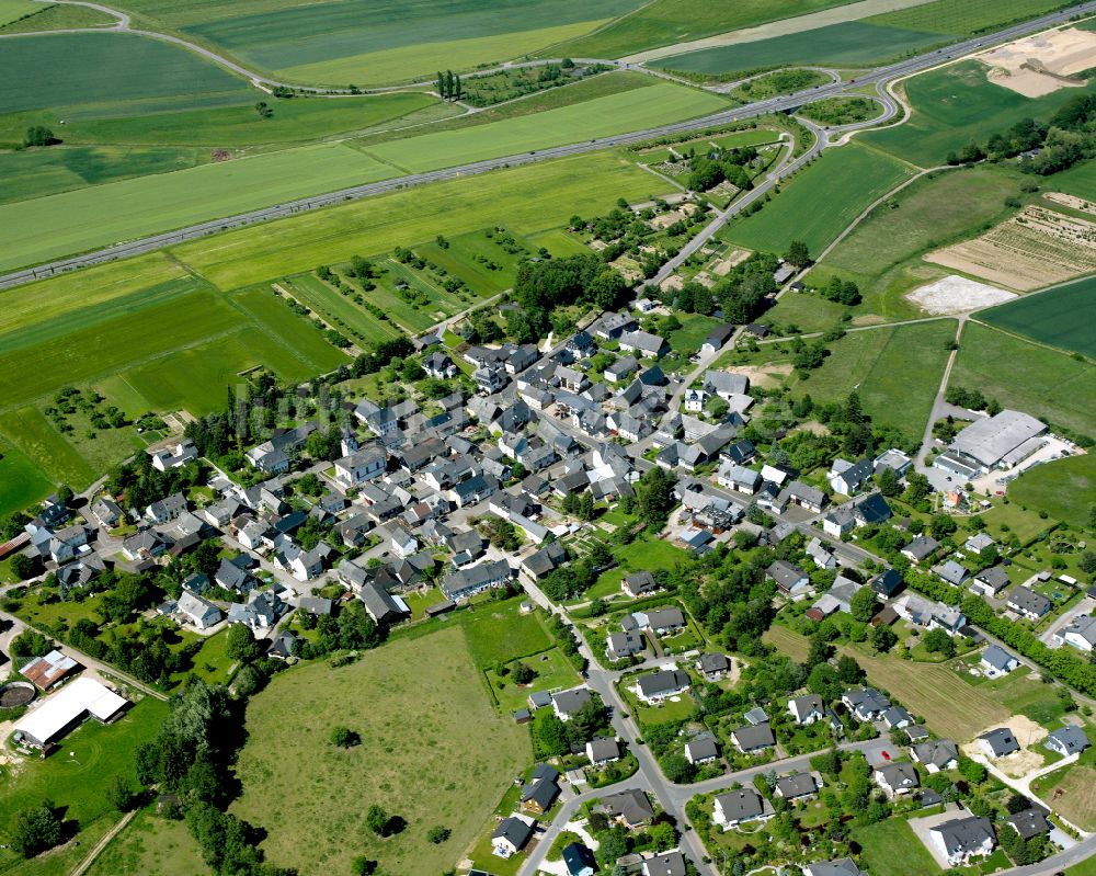 Luftbild Ellern (Hunsrück) - Dorfkern am Feldrand in Ellern (Hunsrück) im Bundesland Rheinland-Pfalz, Deutschland