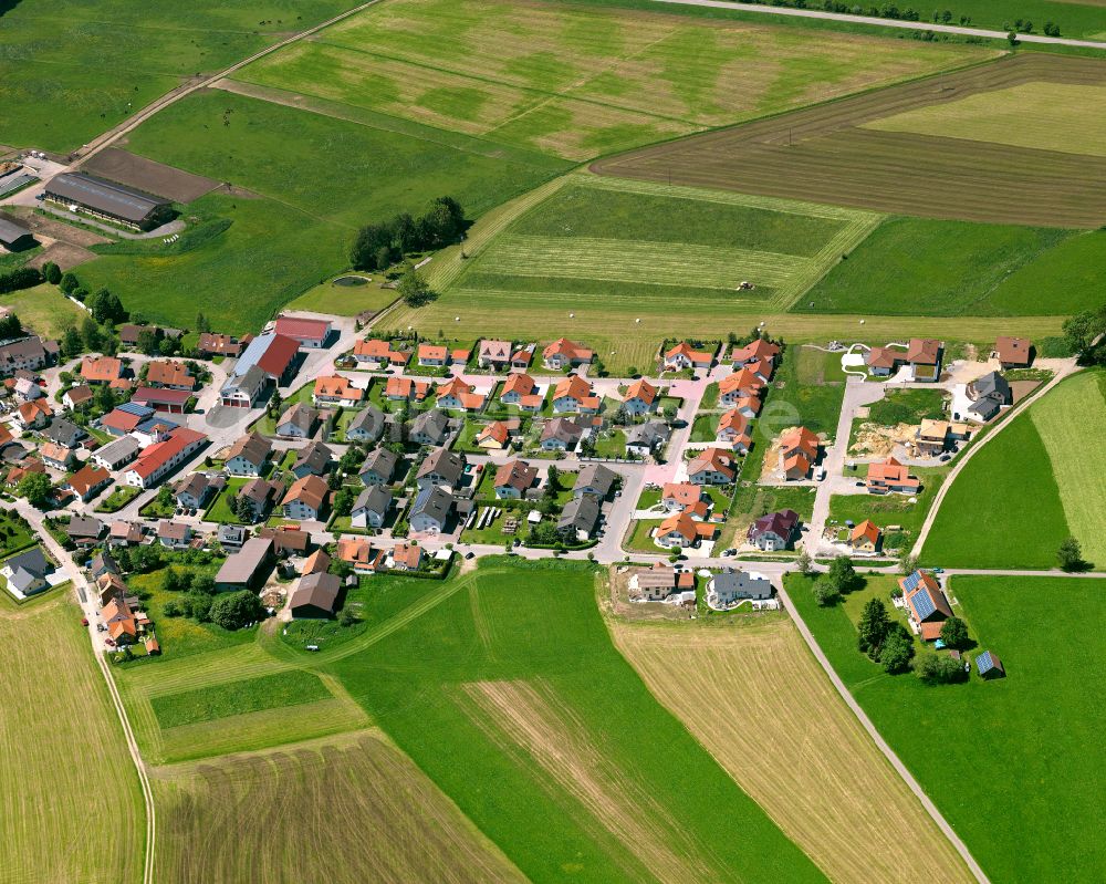 Ellwangen aus der Vogelperspektive: Dorfkern am Feldrand in Ellwangen im Bundesland Baden-Württemberg, Deutschland