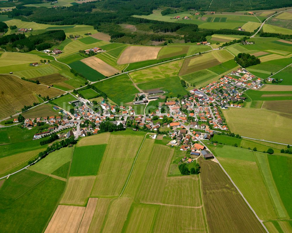 Ellwangen von oben - Dorfkern am Feldrand in Ellwangen im Bundesland Baden-Württemberg, Deutschland