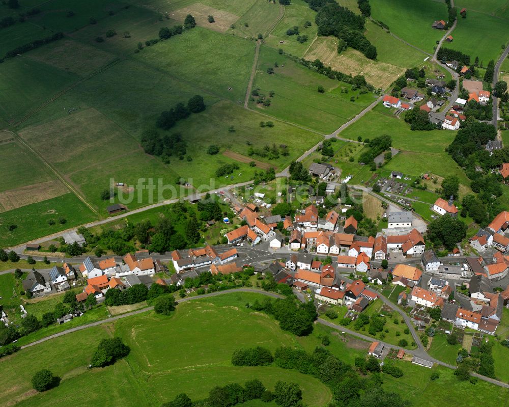 Elpenrod von oben - Dorfkern am Feldrand in Elpenrod im Bundesland Hessen, Deutschland