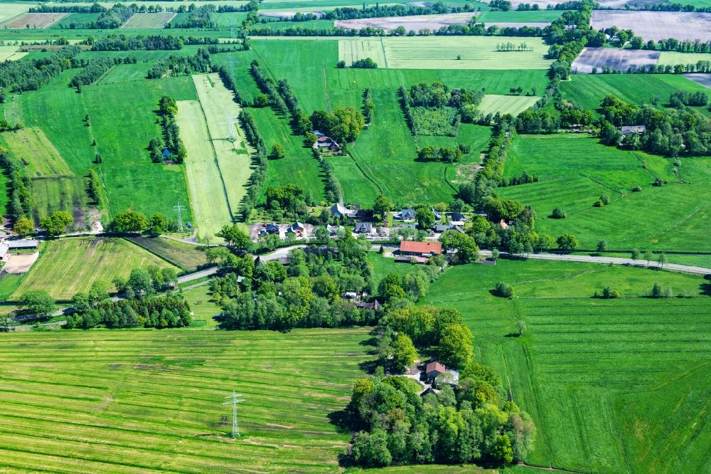 Luftaufnahme Engelschoff - Dorfkern am Feldrand in Engelschoff Ochsenpol im Bundesland Niedersachsen, Deutschland