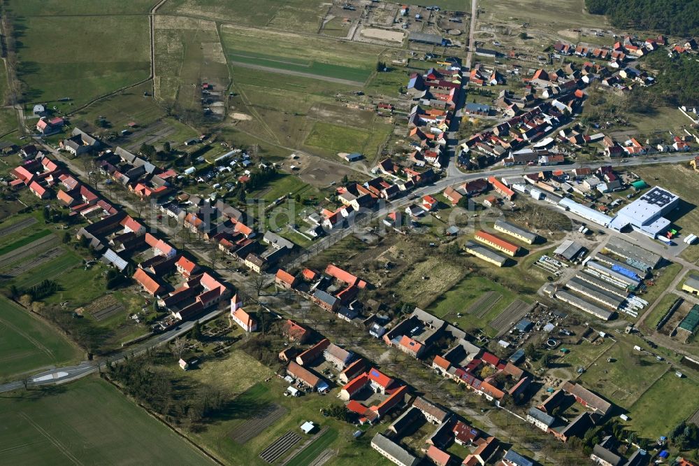Luftbild Buchholz - Dorfkern am Feldrand entlang der Dorfstraße in Buchholz im Bundesland Brandenburg, Deutschland