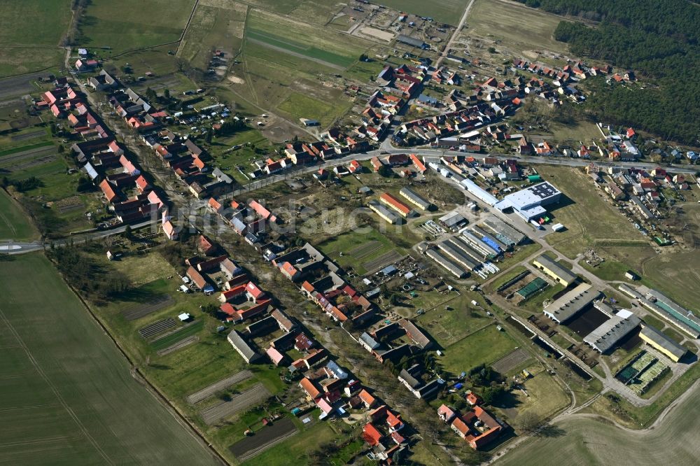 Luftaufnahme Buchholz - Dorfkern am Feldrand entlang der Dorfstraße in Buchholz im Bundesland Brandenburg, Deutschland