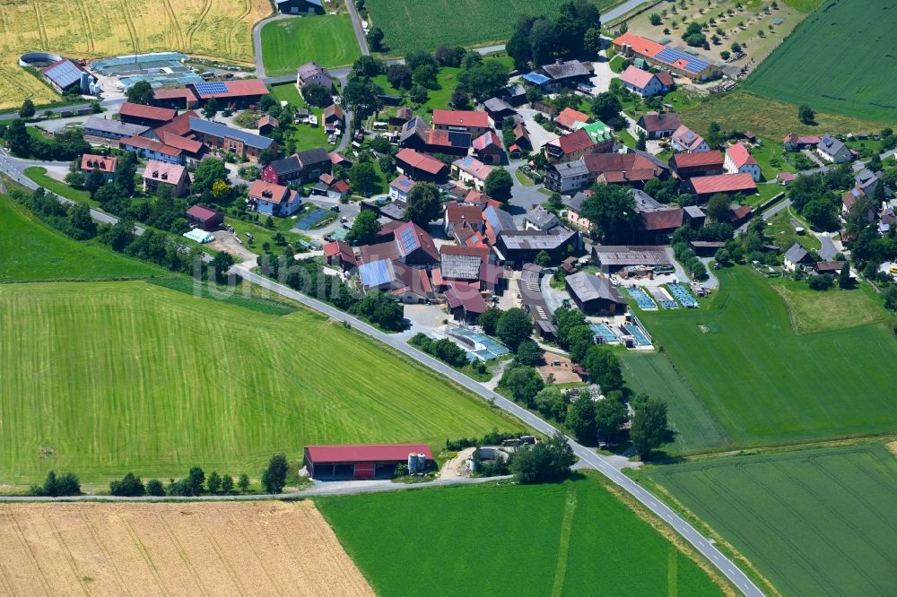 Luftaufnahme Erbendorf - Dorfkern am Feldrand in Erbendorf im Bundesland Bayern, Deutschland