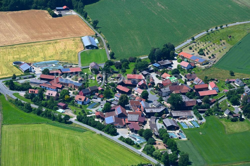 Erbendorf von oben - Dorfkern am Feldrand in Erbendorf im Bundesland Bayern, Deutschland