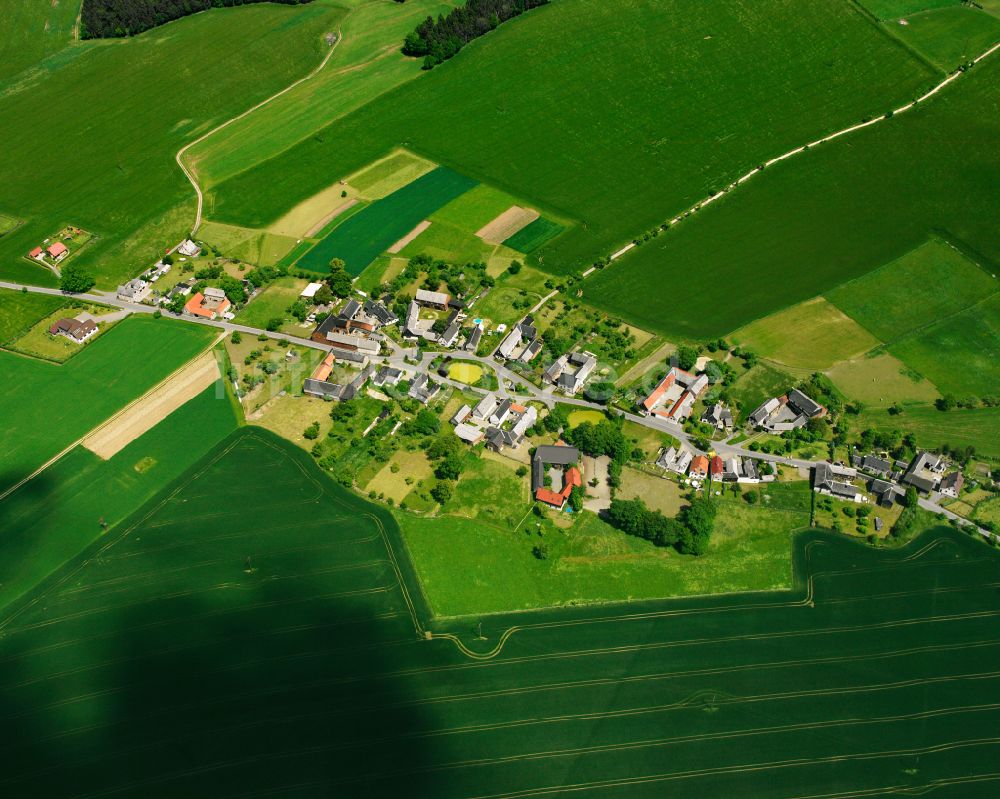 Erbengrün aus der Vogelperspektive: Dorfkern am Feldrand in Erbengrün im Bundesland Thüringen, Deutschland