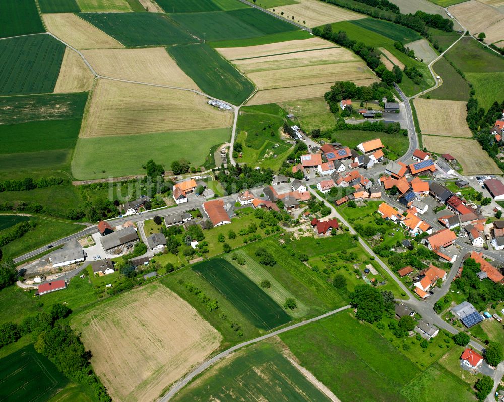 Erbenhausen von oben - Dorfkern am Feldrand in Erbenhausen im Bundesland Hessen, Deutschland