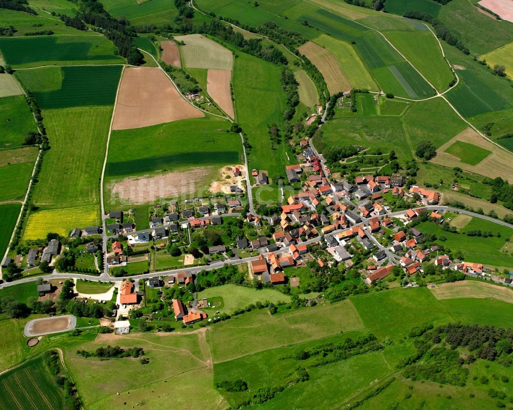 Erkshausen aus der Vogelperspektive: Dorfkern am Feldrand in Erkshausen im Bundesland Hessen, Deutschland