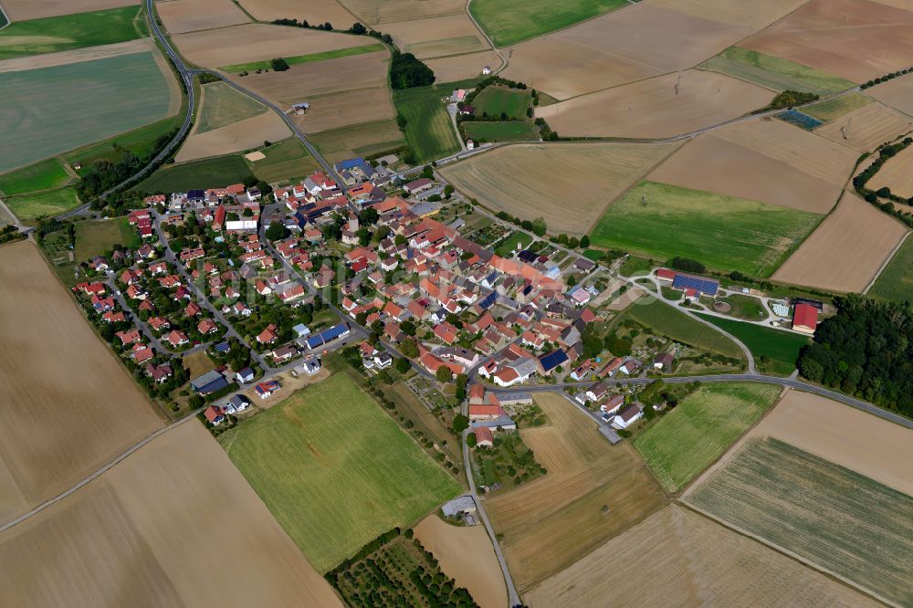 Erlach aus der Vogelperspektive: Dorfkern am Feldrand in Erlach im Bundesland Bayern, Deutschland