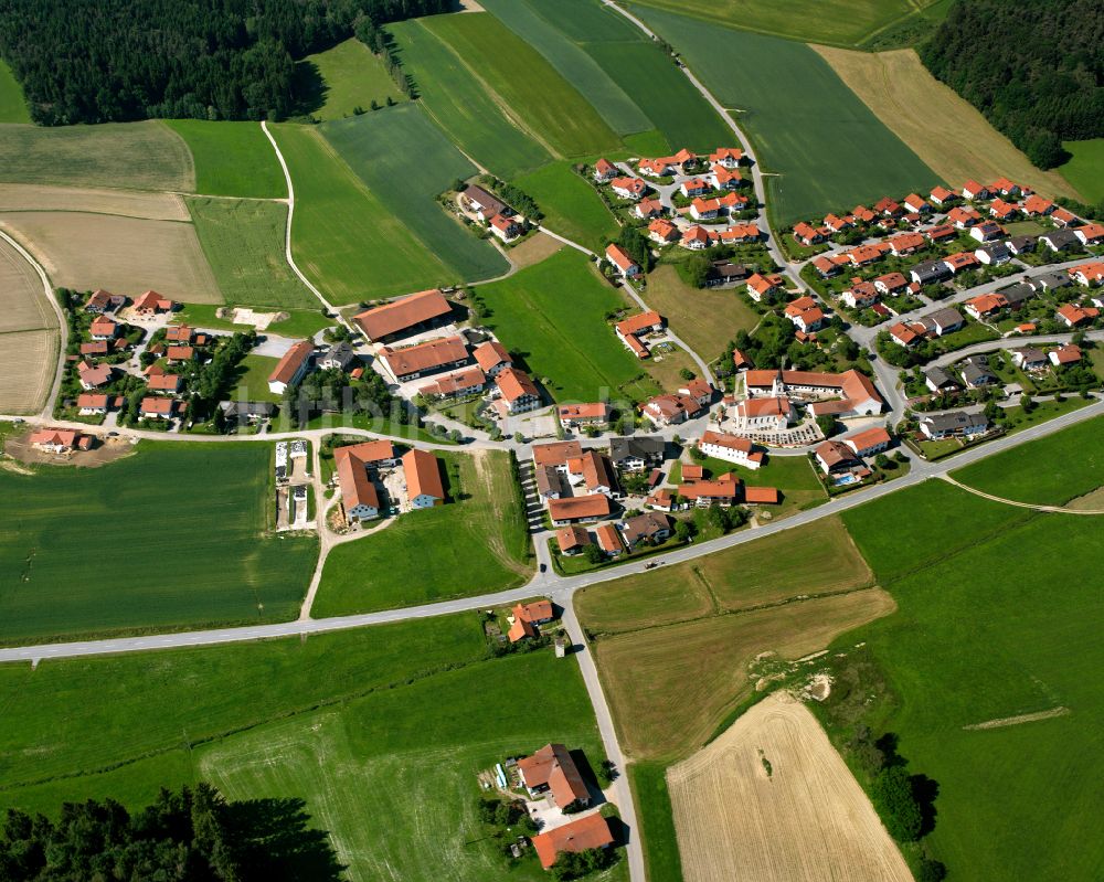 Erlbach von oben - Dorfkern am Feldrand in Erlbach im Bundesland Bayern, Deutschland