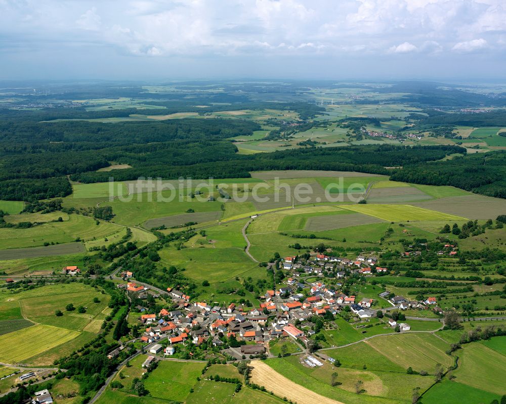Ermenrod aus der Vogelperspektive: Dorfkern am Feldrand in Ermenrod im Bundesland Hessen, Deutschland