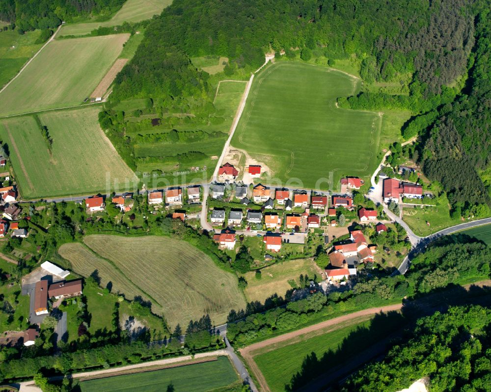 Ershausen aus der Vogelperspektive: Dorfkern am Feldrand in Ershausen im Bundesland Thüringen, Deutschland