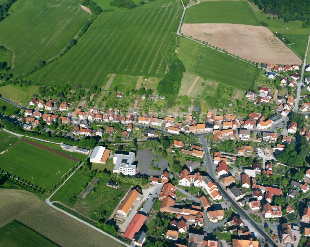 Luftaufnahme Ershausen - Dorfkern am Feldrand in Ershausen im Bundesland Thüringen, Deutschland