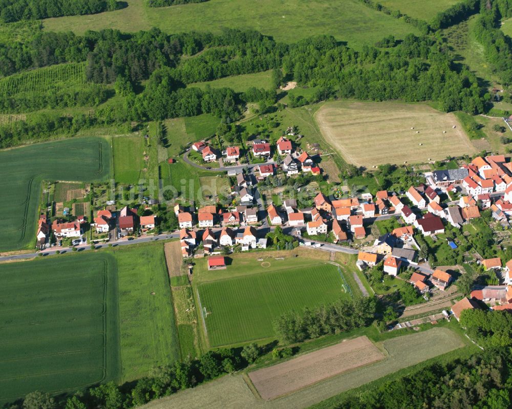 Ershausen aus der Vogelperspektive: Dorfkern am Feldrand in Ershausen im Bundesland Thüringen, Deutschland