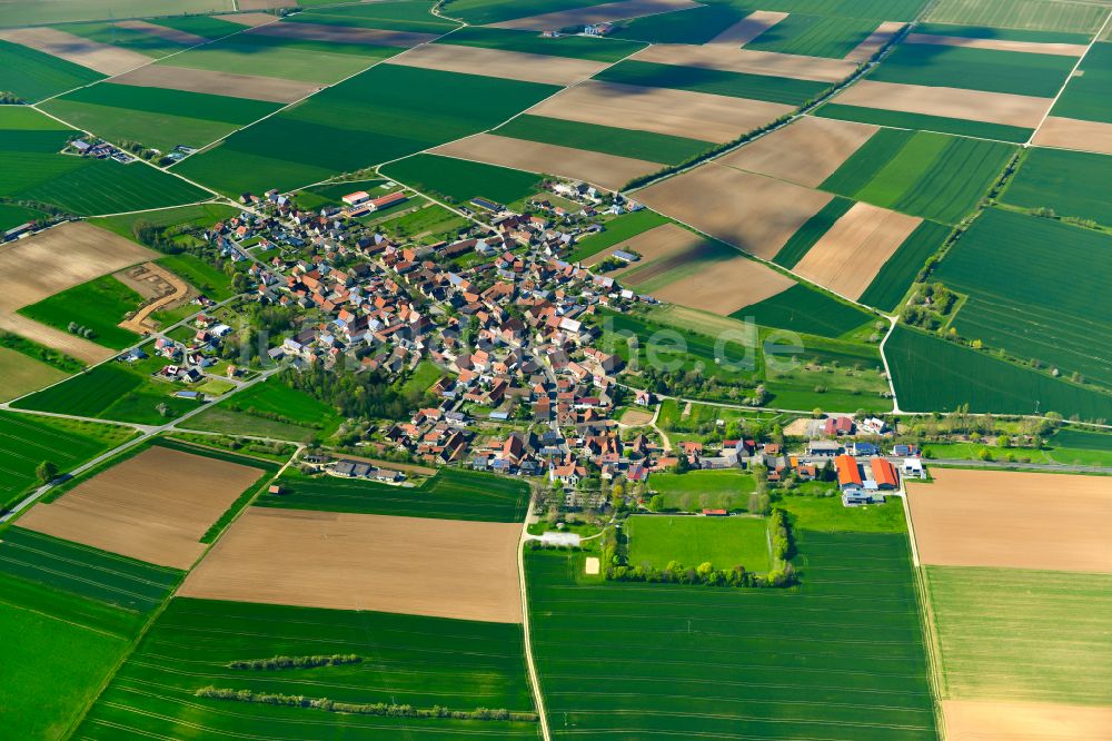 Euerfeld aus der Vogelperspektive: Dorfkern am Feldrand in Euerfeld im Bundesland Bayern, Deutschland