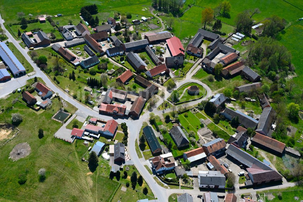 Fahrendorf von oben - Dorfkern am Feldrand in Fahrendorf im Bundesland Sachsen-Anhalt, Deutschland