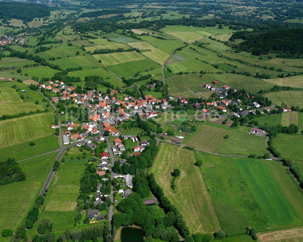 Feldkrücken aus der Vogelperspektive: Dorfkern am Feldrand in Feldkrücken im Bundesland Hessen, Deutschland