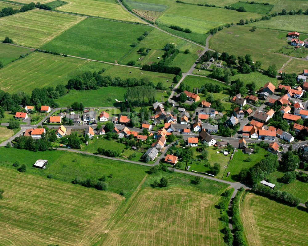 Feldkrücken von oben - Dorfkern am Feldrand in Feldkrücken im Bundesland Hessen, Deutschland