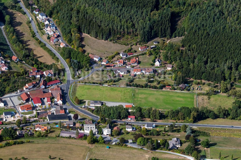 Fellen aus der Vogelperspektive: Dorfkern am Feldrand in Fellen im Bundesland Bayern, Deutschland