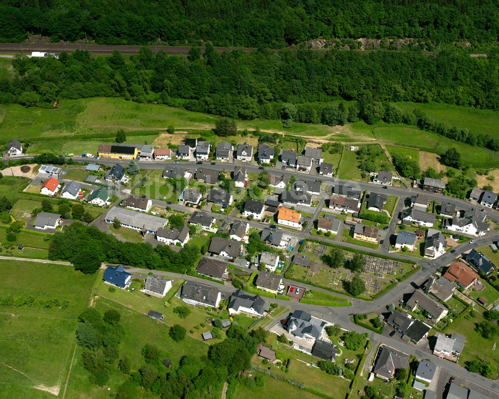 Fellerdilln von oben - Dorfkern am Feldrand in Fellerdilln im Bundesland Hessen, Deutschland