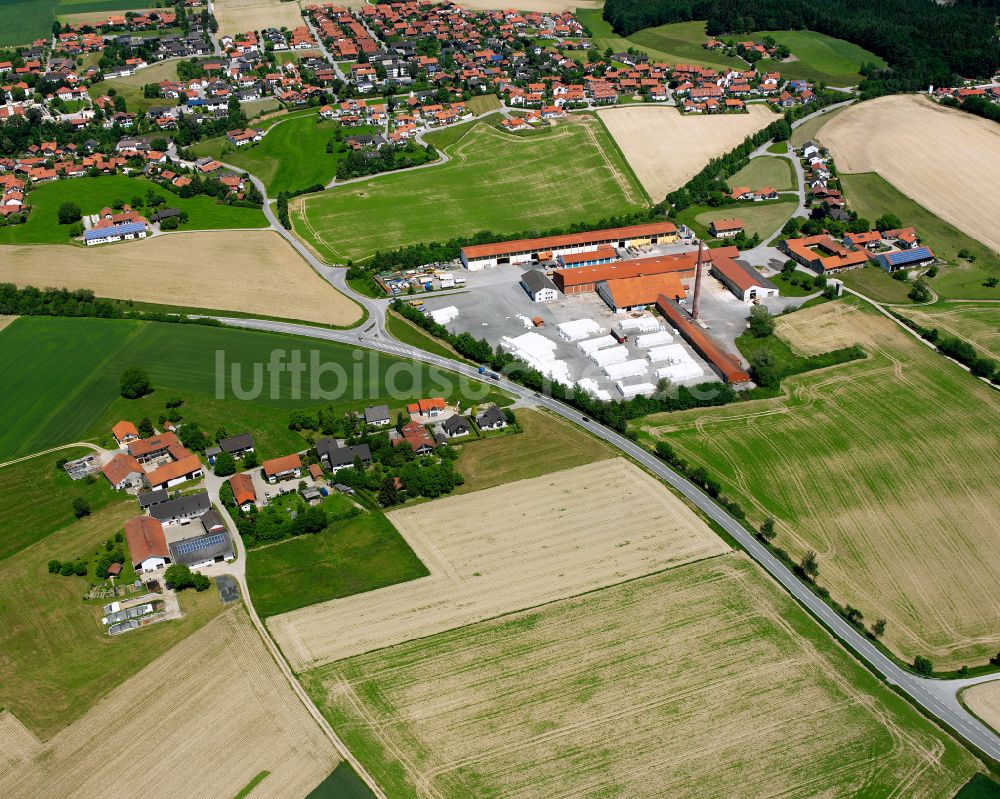 Ferndörfl aus der Vogelperspektive: Dorfkern am Feldrand in Ferndörfl im Bundesland Bayern, Deutschland