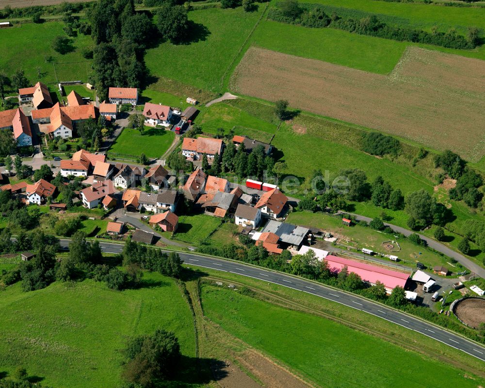 Fraurombach von oben - Dorfkern am Feldrand in Fraurombach im Bundesland Hessen, Deutschland