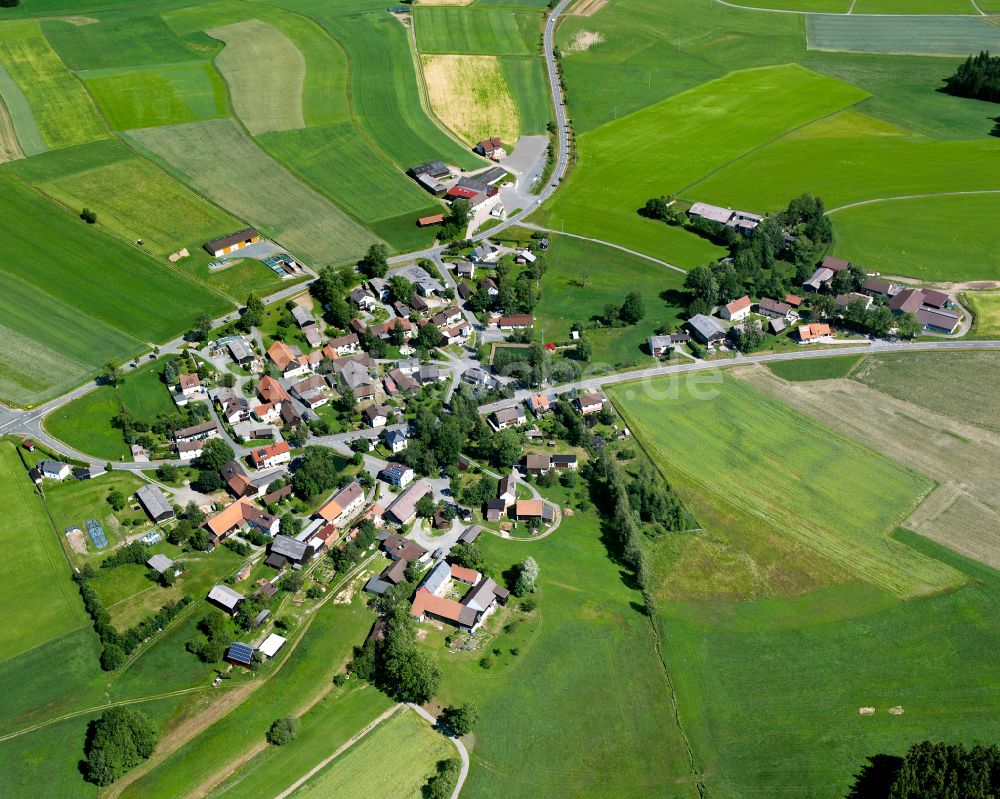 Luftaufnahme Friedmannsdorf - Dorfkern am Feldrand in Friedmannsdorf im Bundesland Bayern, Deutschland