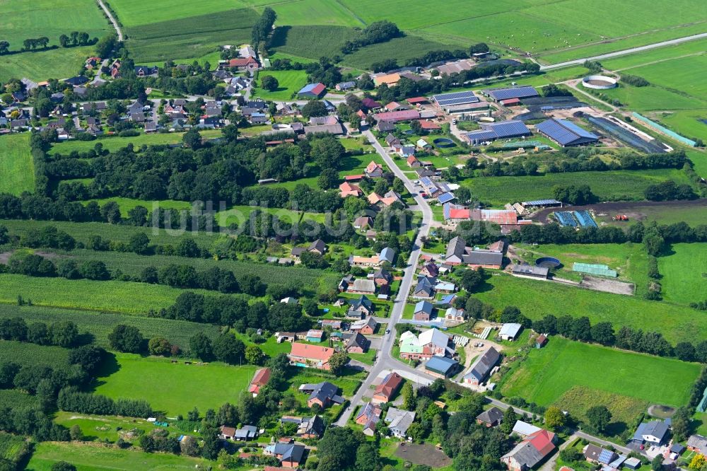 Luftaufnahme Friedrichsholm - Dorfkern am Feldrand in Friedrichsholm im Bundesland Schleswig-Holstein, Deutschland