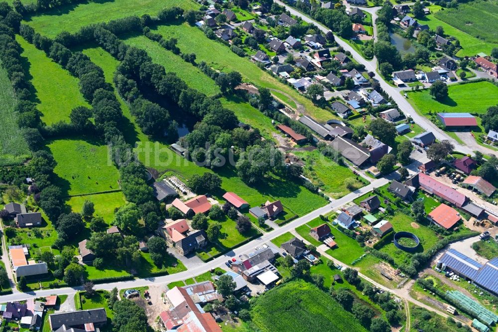 Friedrichsholm aus der Vogelperspektive: Dorfkern am Feldrand in Friedrichsholm im Bundesland Schleswig-Holstein, Deutschland